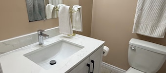 Private and cozy apartment near Pearson International AirPort in Mississauga.
