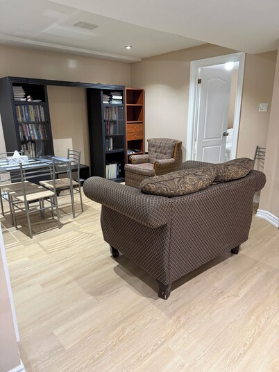 Private and cozy apartment near Pearson International AirPort in Mississauga.