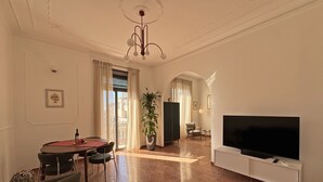 Unclassified image, 4 of 9, button - Merulana Suite (Roma)