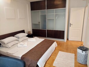 Iron/ironing board, WiFi, bed sheets - Skopje Urban Nest Apartment (Skopje)