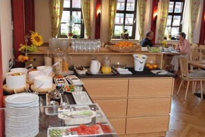 Free daily buffet breakfast  - Gasthof zum weißen Lamm (Sommerach)