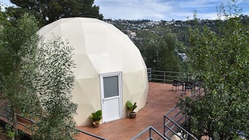 Signature Studio, Garden Area | City view
