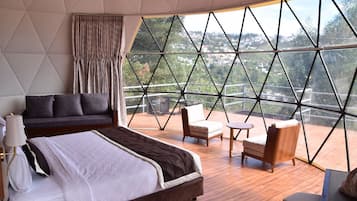 Signature Studio, Garden Area | Desk, free WiFi, bed sheets