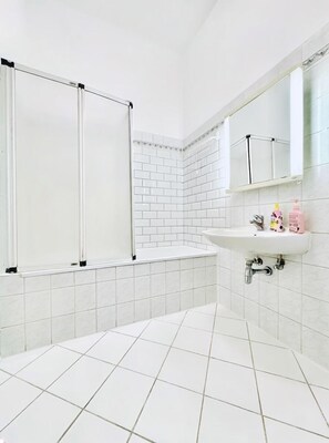 Apartamento básico | Baño | Ducha y bañera combinadas y artículos de higiene personal gratuitos