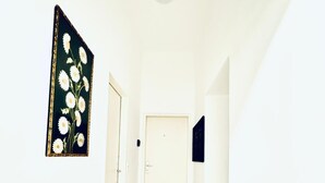 A hallway with a wooden floor, white walls, and a door at the end. - Simple Private Room Close to FAC Platz (Wien)