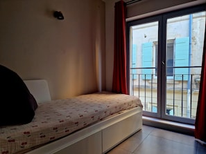 Room - Village Townhouse in the middle of St Remy Provence. (Saint-Rémy-de-Provence)