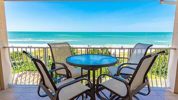 Deluxe Condo, 3 Bedrooms, Beach View, Beachfront | Outdoor dining