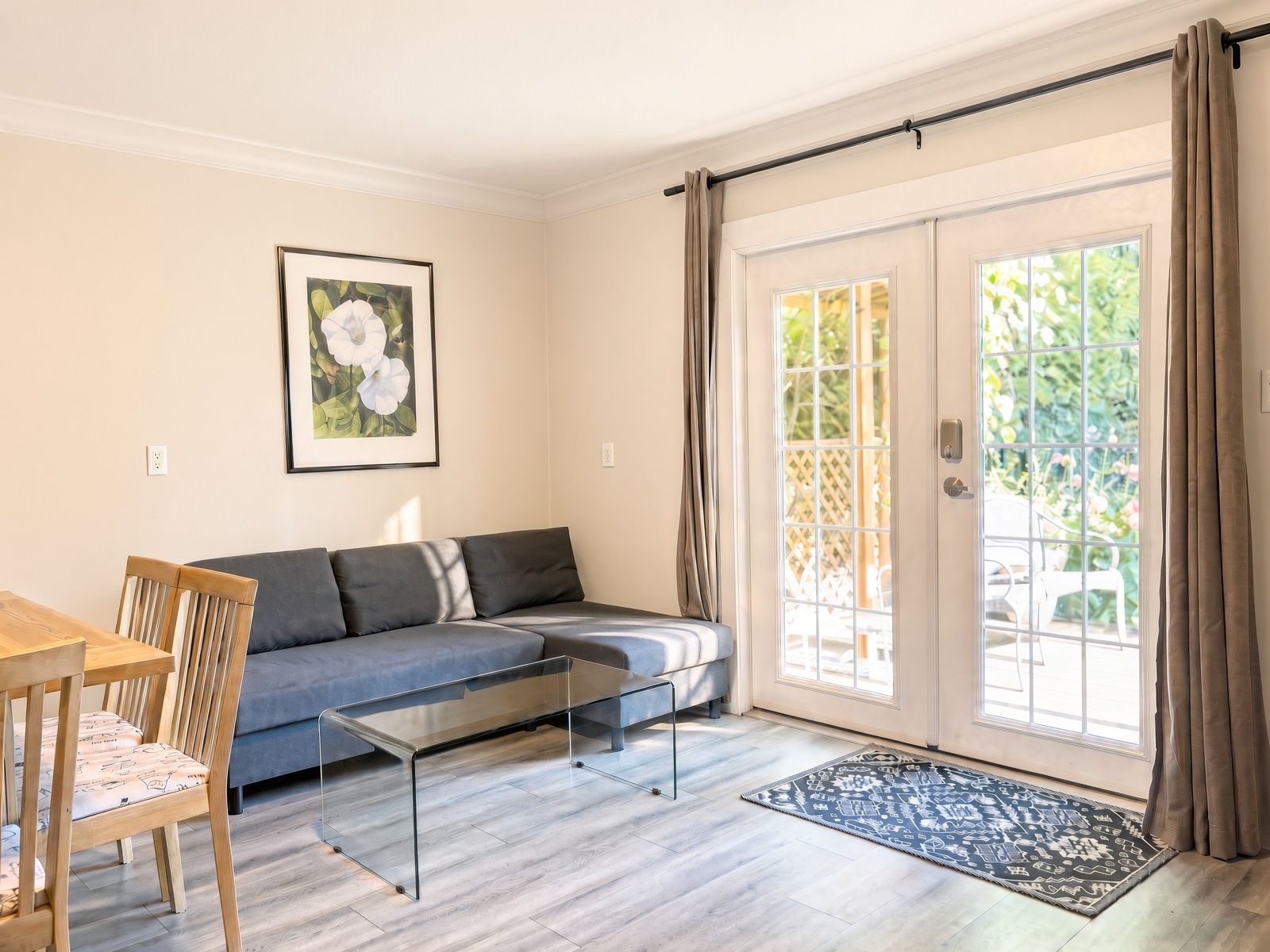 Un salon moderne avec un canapé, une table basse et un coin repas.