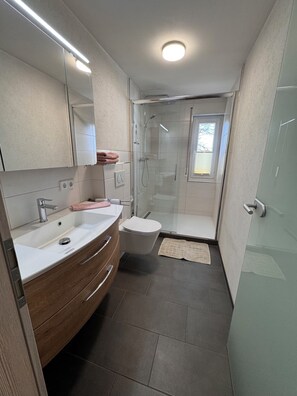 Shower, towels, soap, toilet paper - Apartment on the edge of the Black Forest (Grafenau)