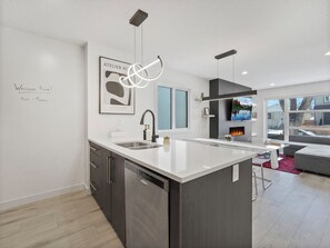 Private kitchen - Your Own Modern House in the Heart of Edmonton (Edmonton)