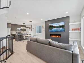 Living area - Your Own Modern House in the Heart of Edmonton (Edmonton)