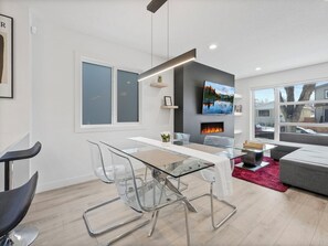 Interior - Your Own Modern House in the Heart of Edmonton (Edmonton)