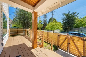 Property grounds - AC / New Remodel / Chef's Kitchen / BBQ / Cap Hill (Seattle)