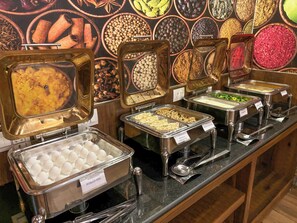 Breakfast buffet - Hotel Paragon Suites (New Delhi)