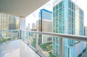 Un apartamento moderno en un edificio alto con balcón y vistas a la ciudad.