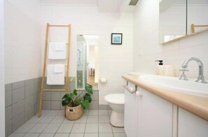 Hiustenkuivaaja, pyyhkeet, saippua, vessapaperi
