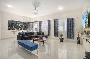 TV - Luxurious Bright and Stylish, 7 Bedroom Villa (Sosúa)