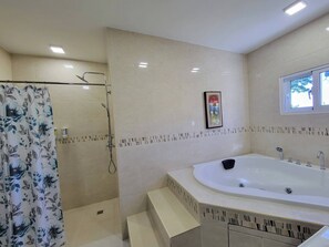 Jetted bath, hair dryer, towels - Luxurious Bright and Stylish, 7 Bedroom Villa (Sosúa)