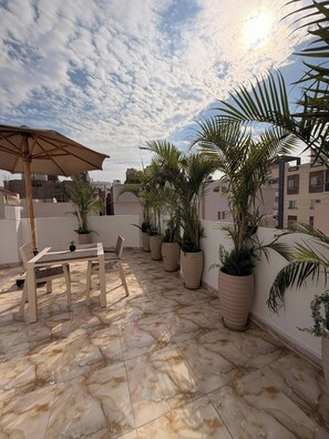 Outdoor dining - Modern Sea View Rooftop apartment Hurghada (Hurghada 1)
