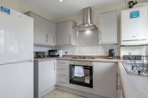 Coffee/tea maker, fridge, microwave, oven - Quiet 3Bed Home | Near QMC & Uni | Free Parking (Nottingham)