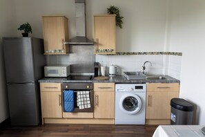 Private kitchen - Modern 2BR Apt | FREE PARKING | Near Cruise Port, Westquay & Uni (Southampton)