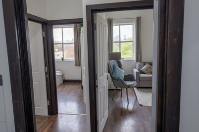 Luxury 2 bed City center Apartment | Secure gated Parking | SO14