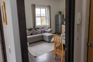 Living area - Modern 2BR Apt | FREE PARKING | Near Cruise Port, Westquay & Uni (Southampton)