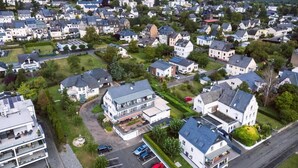A residential area with houses, a road, and a parking lot. - Hotel Bisenius (Traben-Trarbach)