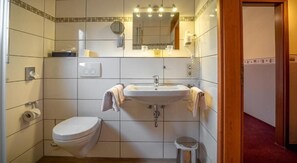 Double Room, Garden View | Bathroom - Hotel Bisenius (Traben-Trarbach)