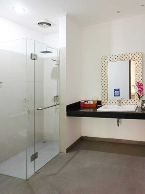 Shower, hair dryer, bidet, towels - Malathi Private Suite Ubud - Green View Shared Pool (Ubud)