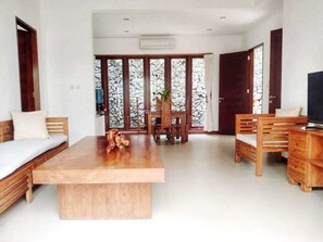 Interior - Malathi Private Suite Ubud - Green View Shared Pool (Ubud)