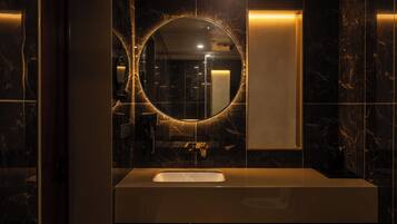 Luxury Suite, City View | Bathroom