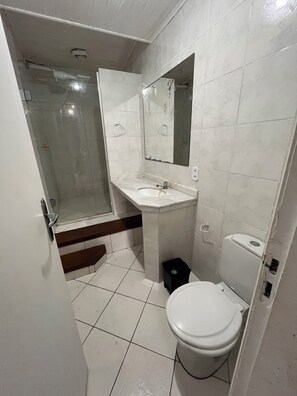 Shower, towels, toilet paper - House in Búzios near Rua das Pedras. (Armação dos Búzios)