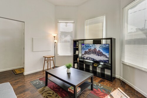 Spacious & Central! Pet-Friendly Emeryville Home