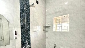 A bathroom with a sink, toilet, shower, and a mirror. - Salt & Coco (Ashvem)