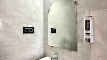 Felles sovesal – basic, balkong, hageutsikt | Bad