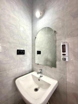 Asrama Umum Basic, balkon, pemandangan kebun | Kamar mandi