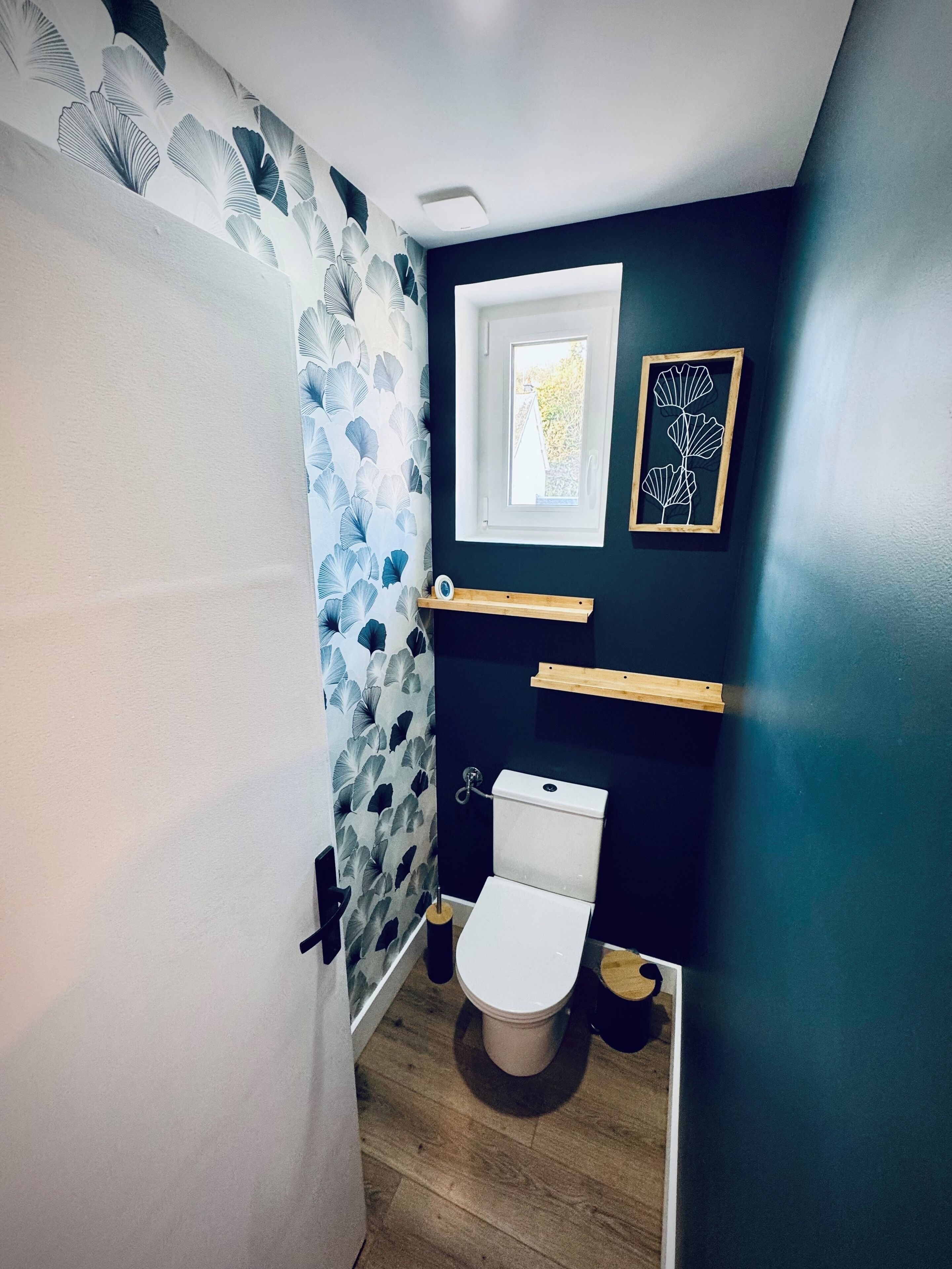 Een douche, een haardroger, handdoeken, toiletpapier