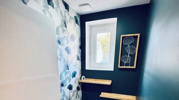 Een douche, een haardroger, handdoeken, toiletpapier