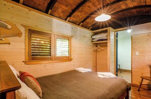 8 bedrooms, iron/ironing board, WiFi, bed sheets - Glass House Mountains Ecolodge (Private Lodge Booking) (Glass House Mountains)