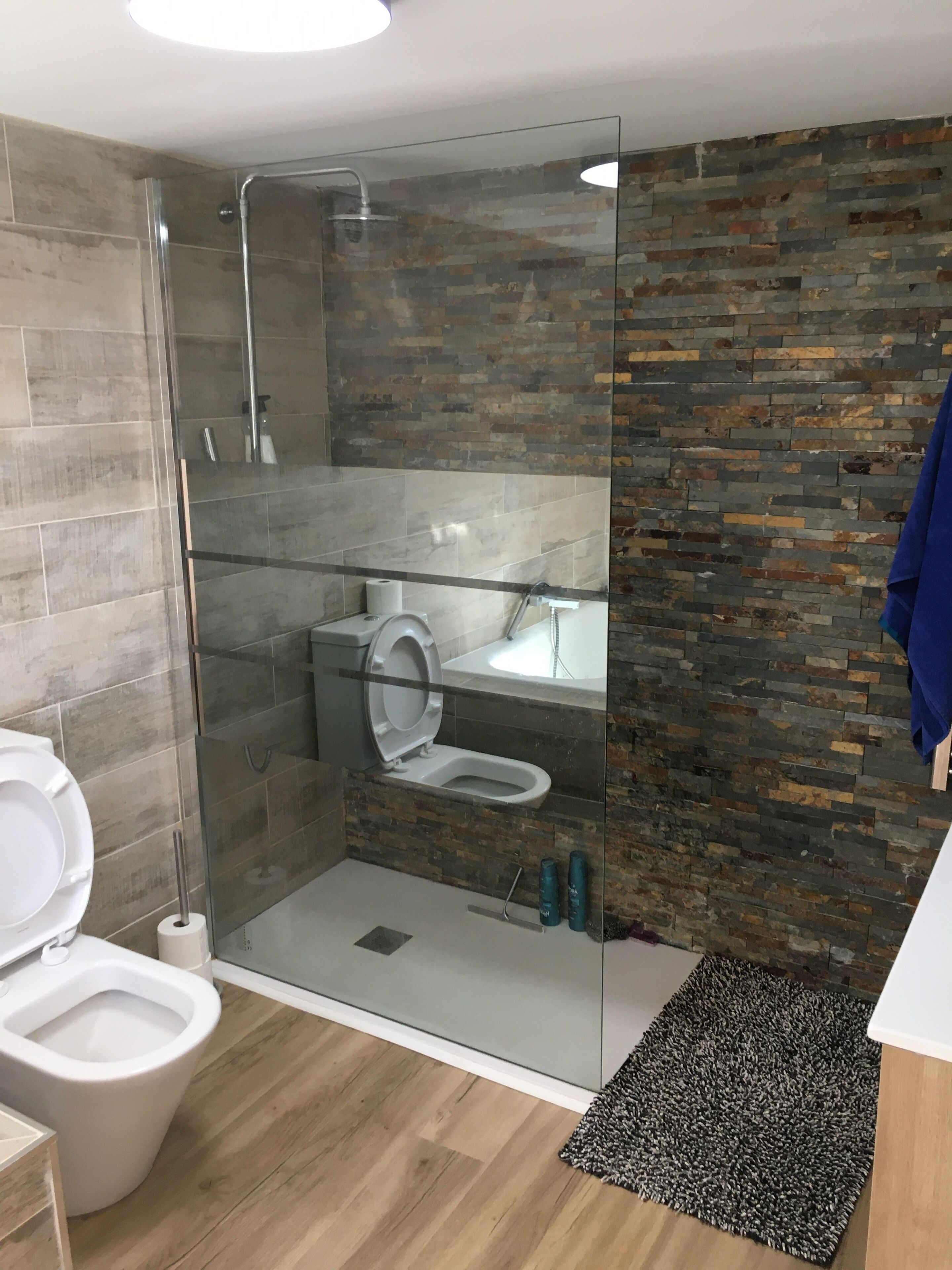 Serviettes fournies, savon, papier toilette