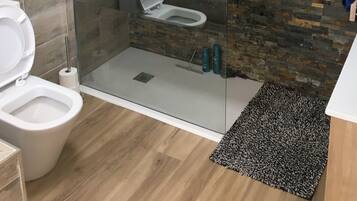 Serviettes fournies, savon, papier toilette