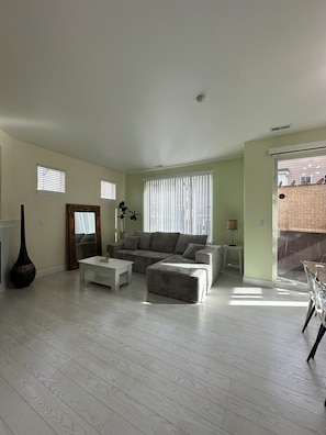 Smart TV, fireplace, computer monitors - Live in the heart of Mill Creek Town Center! (Mill Creek)