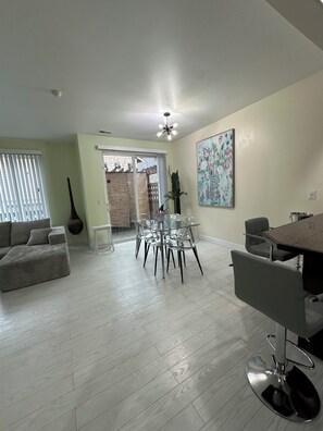 Dining - Live in the heart of Mill Creek Town Center! (Mill Creek)