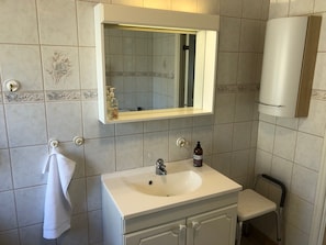 Bathroom - Lovely 3-bedroom house with AC in charming Kvillsfors (Kvillsfors)