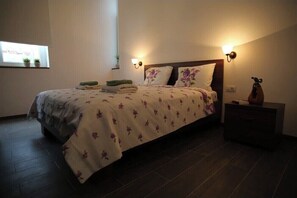 1 slaapkamer, een strijkplank/strijkijzer, wifi, beddengoed