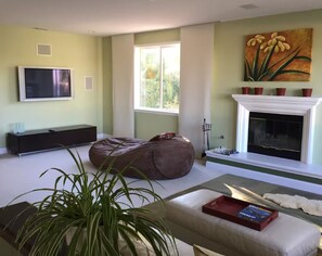 Living area - Private 5‑acre 3‑bed home with sweeping valley views and sunsets (Simi Valley)