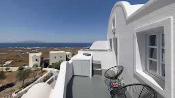 Deluxe Triple with Outdoor Hot Tub & Sea View | Balkon