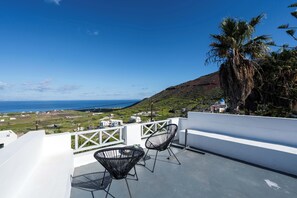 Habitació triple Deluxe, vistes al mar | Terrassa o pati