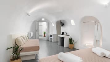 Superior Family Cave with shared pool